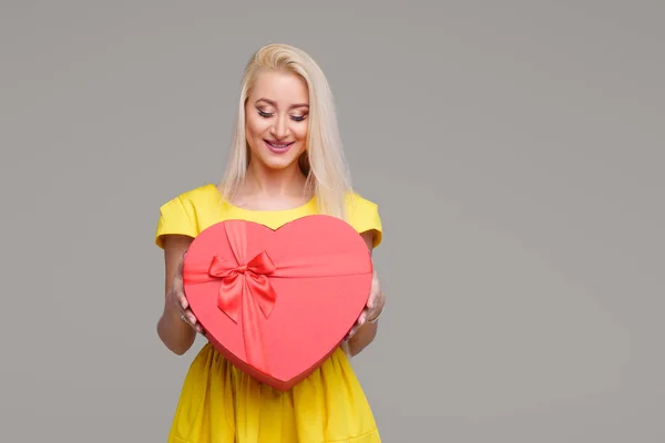 Menina Loira Vestido Amarelo Com Caixa Forma Coração Para Dia — Fotografia de Stock