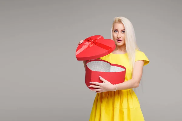 Blond Dívka Žlutých Šatech Tvaru Srdce Box Pro Valentine Den — Stock fotografie