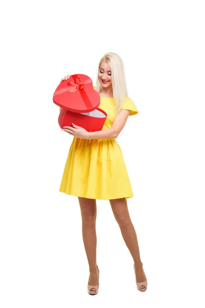 孤立した白地のバレンタイン デイのハート ボックスで黄色のドレスでブロンドの女の子 コピーのテキストのための領域 — ストック写真