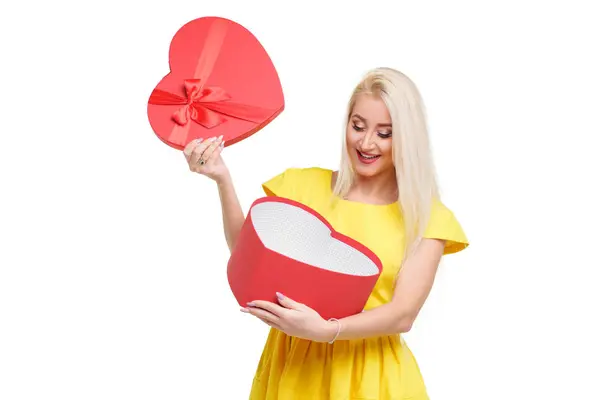 Chica Rubia Vestido Amarillo Con Caja Forma Corazón Para San — Foto de Stock