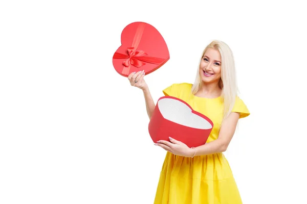 Menina Loira Vestido Amarelo Com Caixa Forma Coração Para Dia — Fotografia de Stock