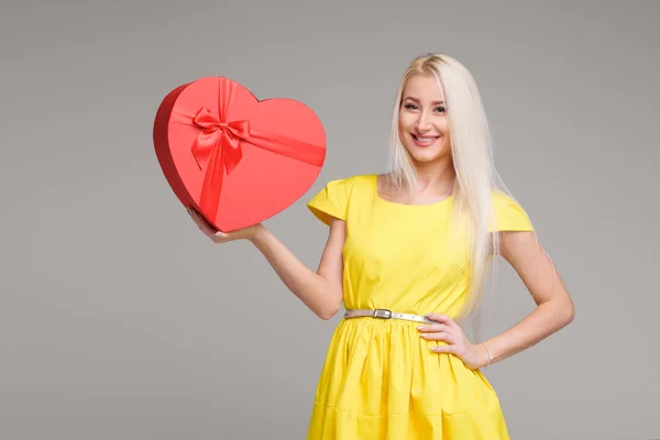 Menina Loira Vestido Amarelo Com Caixa Forma Coração Para Dia — Fotografia de Stock