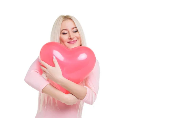 Krásná Mladá Blondýnka Srdce Tvar Růžový Balón Bílém Samostatný Pozadí — Stock fotografie