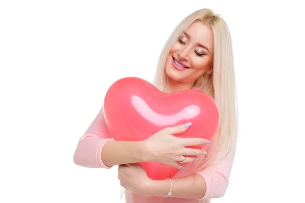 Mulher Loira Jovem Bonita Com Forma Coração Balão Rosa Fundo — Fotografia de Stock