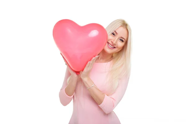 Mulher Loira Jovem Bonita Com Forma Coração Balão Rosa Fundo — Fotografia de Stock