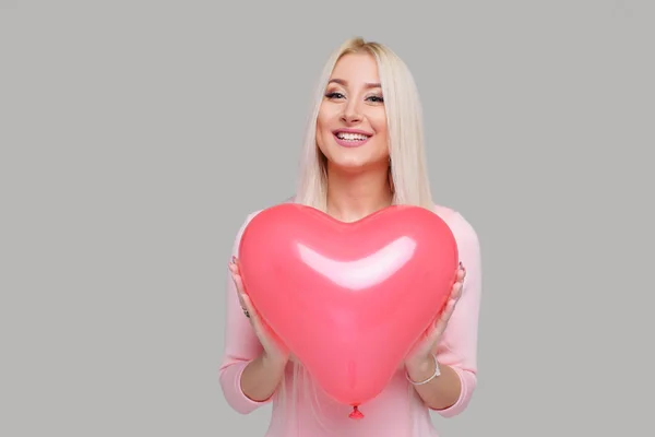 Mooie Jonge Blonde Vrouw Met Hart Vorm Roze Luchtballon Grijze — Stockfoto