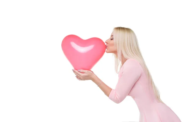 Mulher Loira Jovem Bonita Com Forma Coração Balão Rosa Fundo — Fotografia de Stock