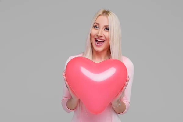 Mulher Loira Jovem Bonita Com Forma Coração Balão Rosa Fundo — Fotografia de Stock