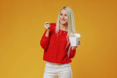 Chop ile paket servisi olan restoran kutusundan Asya hızlı yemek yeme parlak sarışın kadın sopa, Wok kavramı erişte