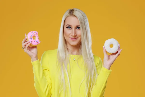 Mulher Escolhendo Entre Dois Donuts Com Polvilhas Fundo Amarelo Conceito — Fotografia de Stock