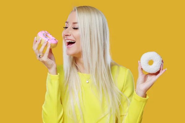 Mulher Escolhendo Entre Dois Donuts Com Polvilhas Fundo Amarelo Conceito — Fotografia de Stock