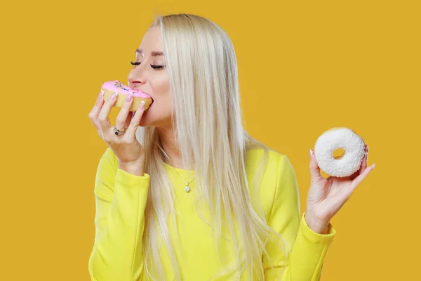 Mulher Escolhendo Entre Dois Donuts Com Polvilhas Fundo Amarelo Conceito — Fotografia de Stock