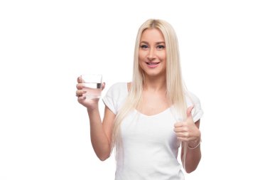 Sağlıklı sarışın kadın holding ve içki cam izole beyaz zemin üzerine saf su