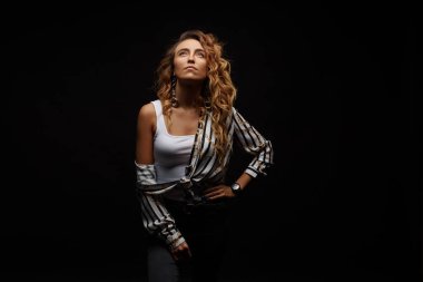 Öğe, dikey, kopya alanı boş yer rüzgar akışı zevk neşeli kahkaha komik komik kız uçan saç siyah arka plan üzerine olması. Piyango kazanmak için dans 