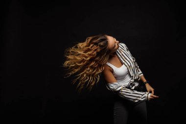 Öğe, dikey, kopya alanı boş yer rüzgar akışı zevk neşeli kahkaha komik komik kız uçan saç siyah arka plan üzerine olması. Piyango kazanmak için dans 