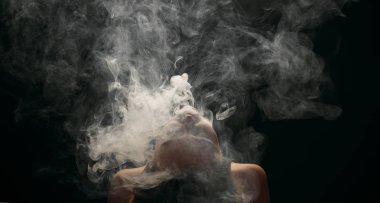Kızıl saçlı kadın vaping elektronik sigara duman siyah arka plan ile. Genç kadın e-sigara tütün çıkmak için. Buharı ve alternatif nikotin ücretsiz Sigara kavramı kopya alanı 