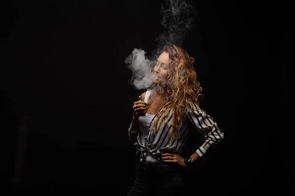 Pelirroja Mujer Vapeando Cigarrillo Electrónico Con Humo Sobre Fondo Negro — Foto de Stock