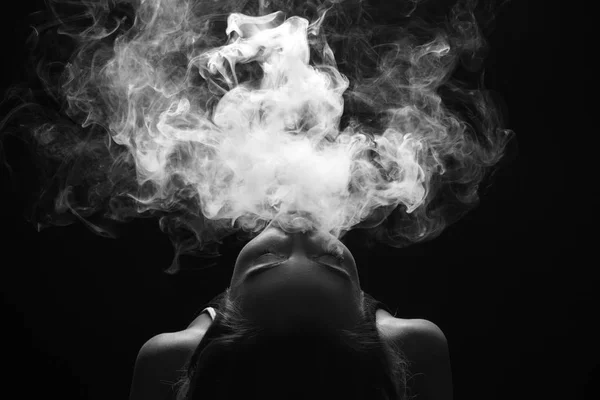 赤毛の女性 Vaping 電子タバコ煙黒の背景のクローズ アップ 若い女性電子タバコを吸ってタバコをやめる 蒸気と代替ニコチン無料喫煙コンセプト コピー スペース — ストック写真