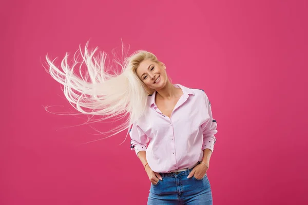コピー スペースを持つ肖像画空の陽気な笑い面白いコミック少女のピンクの背景に分離された飛行の髪を持つ風の流れを楽しむ場所 — ストック写真