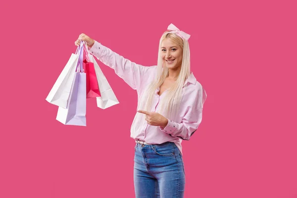 Imagem Uma Jovem Mulher Loira Feliz Posando Com Sacos Compras — Fotografia de Stock