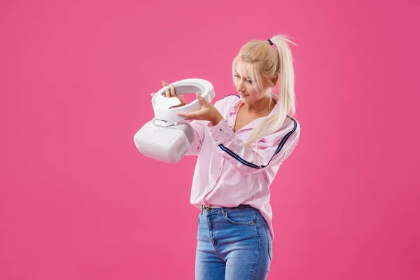 Młoda Blond Studentka Szczęśliwą Kobietą Wirtualnej Rzeczywistości Gogle Łapka Różowym — Zdjęcie stockowe