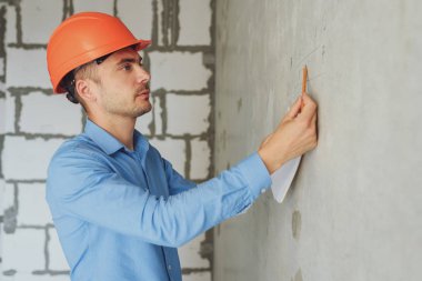 Defter üzerinde inşaat danışman yazar duvara yakın. Yakışıklı Foreman'ın içinde clipboard not alma. İnşaat Müfettiş denetimi yeni nesne