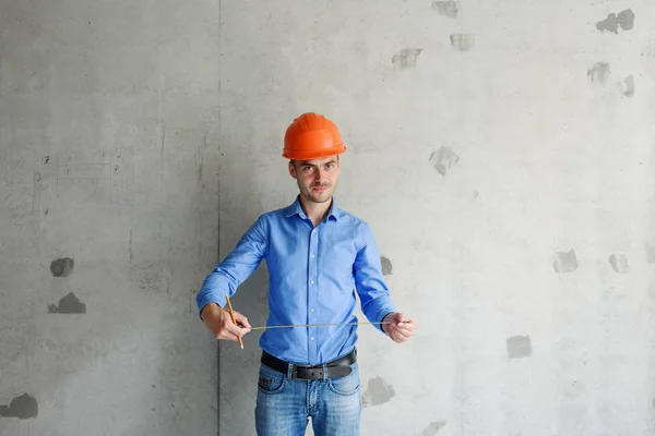 Trabalhador Construção Civil Satisfeito Capataz Mede Uma Fita Métrica Parâmetro — Fotografia de Stock
