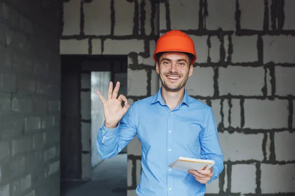 Supervisor Construção Escreve Caderno Perto Parede Bonito Capataz Tomar Notas — Fotografia de Stock