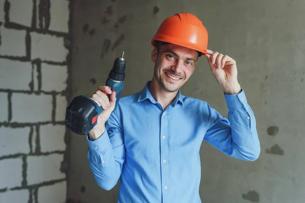 Uomo Sorridente Con Trapano Elettrico Con Casco Protettivo Concetto Riparazione — Foto Stock