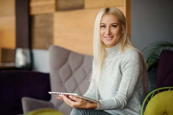 Die Frau Café Sitzt Fenster Und Trinkt Genüsslich Kaffee — Stockfoto