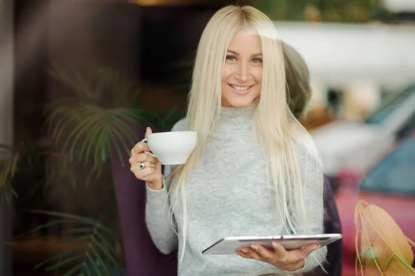 Die Frau Café Sitzt Fenster Und Trinkt Genüsslich Kaffee — Stockfoto