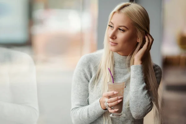 Mujer Café Sienta Cerca Ventana Bebe Café Con Placer —  Fotos de Stock