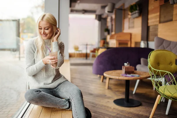 Die Frau Café Sitzt Fenster Und Trinkt Genüsslich Kaffee — Stockfoto