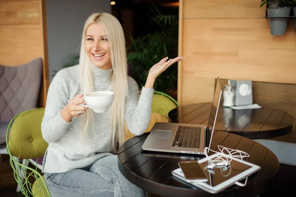 Konzentriert Bei Der Arbeit Selbstbewusste Junge Frau Schicker Freizeitkleidung Die — Stockfoto