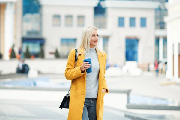 Coffee Schöne Junge Blonde Frau Leuchtend Gelbem Mantel Kaffeetasse Haltend — Stockfoto