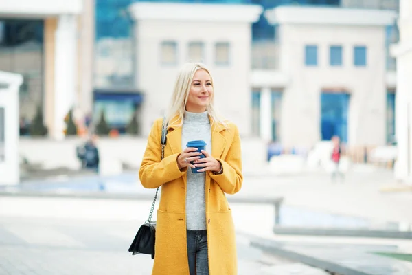 Café Para Llevar Hermosa Joven Rubia Abrigo Amarillo Brillante Sosteniendo — Foto de Stock