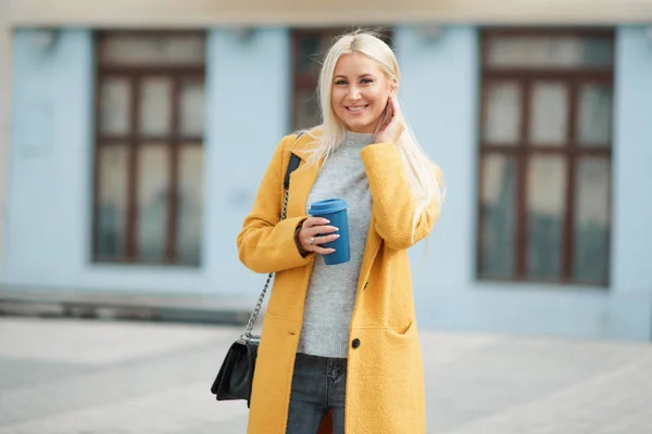 커피입니다 거리를 노란색 코트에서 — 스톡 사진