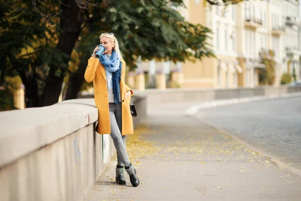 Elegante Mujer Rubia Joven Feliz Abrigo Amarillo Brillante Sostiene Café — Foto de Stock