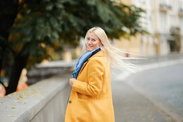 Retrato Moda Aire Libre Una Joven Rubia Con Abrigo Amarillo — Foto de Stock