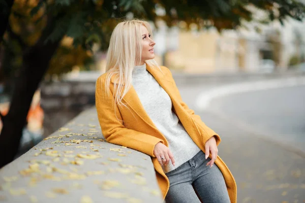 Retrato Moda Aire Libre Una Joven Rubia Con Abrigo Amarillo — Foto de Stock