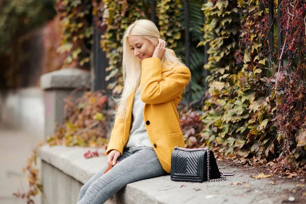 Retrato Moda Aire Libre Una Joven Rubia Con Abrigo Amarillo — Foto de Stock