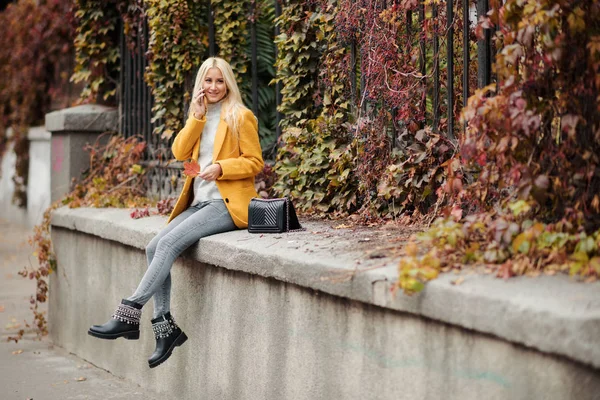 Молодая Блондинка Туристка Talikg Улице Мобильного Телефона Ярко Желтом Осеннем — стоковое фото