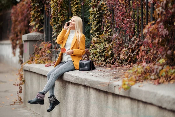 Joven Turista Rubia Talikg Teléfono Móvil Aire Libre Usando Abrigo — Foto de Stock