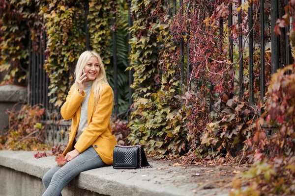 Jonge Blonde Vrouw Toerist Talikg Mobiele Telefoon Buiten Het Dragen — Stockfoto