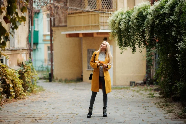 Retrato Moda Aire Libre Una Joven Rubia Con Abrigo Amarillo — Foto de Stock