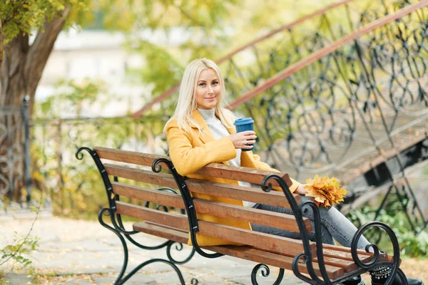 Joven Mujer Rubia Elegante Bebiendo Café Para Parque — Foto de Stock