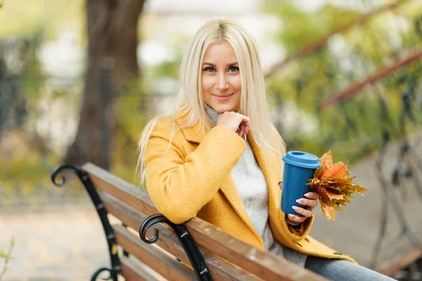 마시는 커피는 공원에가 — 스톡 사진