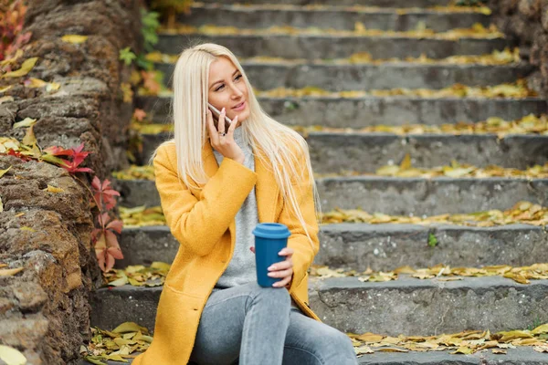 Mujer Rubia Joven Sentada Parque Ciudad Tomando Café Para Llevar — Foto de Stock