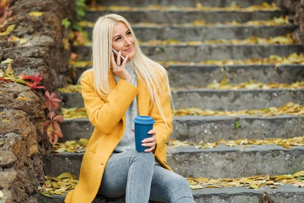 Giovane Donna Bionda Seduta Nel Parco Della Città Bere Caffè — Foto Stock