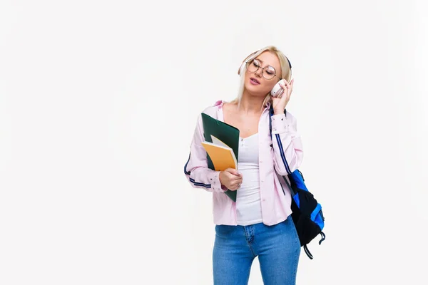 Ritratto Giovane Studentessa Sorridente Con Libri Cuffie Sfondo Bianco — Foto Stock